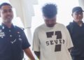 TAN Ting Sheng (tengah) mengaku bersalah atas dua pertuduhan melakukan perbuatan khianat dengan menggunakan cat merah terhadap dua orang mangsa ketika dihadapkan ke Mahkamah Majistret Bukit Mertajam, Pulau Pinang hari ini.-UTUSAN/DANIAL SAAD