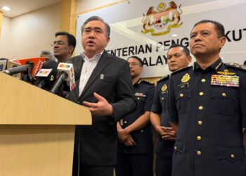ANTHONY Loke pada sidang akhbar di Kementerian Pengangkutan, Putrajaya.