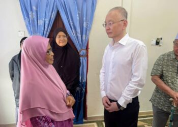 WEE Ka Siong (kanan) menyantuni keluarga Allahyarham Irene Sofiya Mohd. Khairool Faisal, 16, ketika mengunjungi kediaman keluarganya di Kampung Parit Selamat, Yong Peng, Batu Pahat.