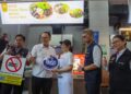 DANIEL Gooi Zi Sen (dua dari kiri) ketika meninjau pelaksanaan 'Program Premis Bersih, Bebas Asap' (BeBAs) 2026 di Medan Selera Food Bayana, George Town, Pulau Pinang.-UTUSAN/DANIAL SAAD