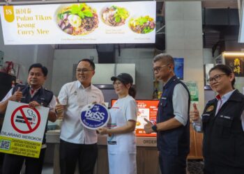 DANIEL Gooi Zi Sen (dua dari kiri) ketika meninjau pelaksanaan 'Program Premis Bersih, Bebas Asap' (BeBAs) 2026 di Medan Selera Food Bayana, George Town, Pulau Pinang.-UTUSAN/DANIAL SAAD