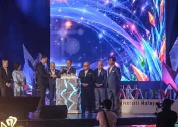 ZAMBRY Abd Kadir (tengah) merasmikan Majlis Sambutan Hari dan Bulan Akademia Peringkat Kebangsaan Tahun 2026 di Dewan Tunku Canselor, Universiti Malaya, Kuala Lumpur, semalam. – UTUSAN/M. FIRDAUS 
M. JOHARI