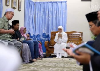 RAJA ZARITH SOFIAH berangkat menyantuni keluarga Allahyarham Irene Sofiya Mohd. Khairool Faisal ketika mengunjungi kediaman keluarganya di Kampung Parit Selamat, Yong Peng, Batu Pahat.