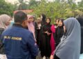 PENGERUSI Jawatankuasa Pendidikan dan Penerangan Johor, Dr. Muhammad Naqib Md. Ghazali menyantuni rakan sekolah Allahyarham Irene Sofiya Mohd. Khairool Faisal ketika mengunjungi kediaman keluarganya di Kampung Parit Selamat, Yong Peng, Batu Pahat.