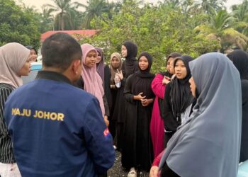 PENGERUSI Jawatankuasa Pendidikan dan Penerangan Johor, Dr. Muhammad Naqib Md. Ghazali menyantuni rakan sekolah Allahyarham Irene Sofiya Mohd. Khairool Faisal ketika mengunjungi kediaman keluarganya di Kampung Parit Selamat, Yong Peng, Batu Pahat.