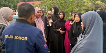 PENGERUSI Jawatankuasa Pendidikan dan Penerangan Johor, Dr. Muhammad Naqib Md. Ghazali menyantuni rakan sekolah Allahyarham Irene Sofiya Mohd. Khairool Faisal ketika mengunjungi kediaman keluarganya di Kampung Parit Selamat, Yong Peng, Batu Pahat.
