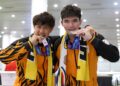 ATLET Padel negara, Christian Didier Chin dan Aidan Yunus yang merangkul pingat perak pada Sukan Asia Aichi-Nagoya 2026 tiba di Balai Ketibaan Lapangan Terbang Antarabangsa Kuala Lumpur (KLIA) Terminal 1, Sepang di sini, hari ini. GAMBAR : FAISOL MUSTAFA