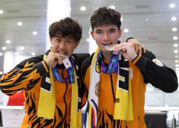 ATLET Padel negara, Christian Didier Chin dan Aidan Yunus yang merangkul pingat perak pada Sukan Asia Aichi-Nagoya 2026 tiba di Balai Ketibaan Lapangan Terbang Antarabangsa Kuala Lumpur (KLIA) Terminal 1, Sepang di sini, hari ini. GAMBAR : FAISOL MUSTAFA