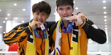 ATLET Padel negara, Christian Didier Chin dan Aidan Yunus yang merangkul pingat perak pada Sukan Asia Aichi-Nagoya 2026 tiba di Balai Ketibaan Lapangan Terbang Antarabangsa Kuala Lumpur (KLIA) Terminal 1, Sepang di sini, hari ini. GAMBAR : FAISOL MUSTAFA
