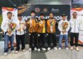 Presiden MPA, Tengku Datuk Seri Abu Bakar Ahmad Tengku Abdullah (dua kanan) bersama atlet Padel negara, Christian Didier Chin dan Aidan Yunus yang merangkul pingat perak pada Sukan Asia Aichi-Nagoya 2026. GAMBAR : FAISOL MUSTAFA