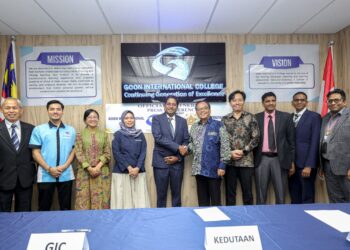 PENGARAH Kolej Antarabangsa Goon (GIC), P. Prabagaran (lima kiri) bersalaman bersama Dekan Jabatan Anatomi Universitas Gadjah Mada, Prof. Teguh Budipitojo (lima kanan) pada sidang akhbar Majlis Kerjasama GIC dan Universitas Gadjah Mada di GIC di sini hari ini.