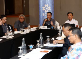 DARWIS Abdul Razak pada sesi taklimat editor bersama MRL dan pasukan kanan Laluan Rel Pantai Timur (ECRL) mengenai perkembangan terkini projek serta persediaan operasi seawal Disember 2026 di Hotel Sunway Putra di sini, hari ini. - UTUSAN/FAUZI BAHARUDIN