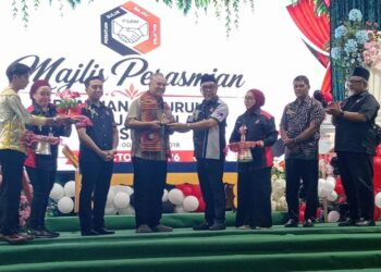 MOHAMAD Basaran (tengah) melakukan gimik perasmian pada Majlis Perasmian PSBM di Puncak Kasih, Pasir Gudang.