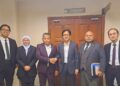 AHMAD Fadhli Shaari berjabat tangan dengan Nabil Halimi selepas kedua-duanya bersetuju menyelesaikan kes saman fitnah secara baik di Mahkamah Sesyen Shah Alam, hari ini.