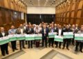MOHAMED Nazari Noordin bersama sembilan wakil IPTA yang menerima sumbangan Gerobok Rezeki Yayasan PEKEMA di Cyberjaya.