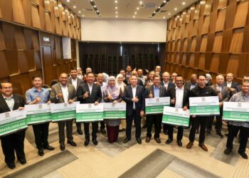 MOHAMED Nazari Noordin bersama sembilan wakil IPTA yang menerima sumbangan Gerobok Rezeki Yayasan PEKEMA di Cyberjaya.