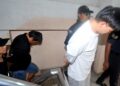CHAI Min Quan (kanan) dan Low Boon Lai (kiri) dihadapkan ke Mahkamah Majistret dan Mahkamah Sesyen Johor Bahru, hari ini atas pertuduhan mencuri lori dan lain-lain kesalahan. UTUSAN/RAJA JAAFAR ALI