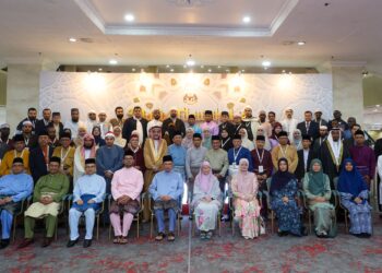 ANWAR Ibrahim (lima dari kiri) bersama Menteri di Jabatan Perdana Menteri (Hal Ehwal Agama), Dr. Zulkifli Hasan (empat dari kiri); Menteri Komunikasi, Datuk Seri Fahmi Fadzil (tiga dari kiri) dan para peserta ketika sesi bergambar pada Majlis Perasmian Pembukaan Majlis Tilawah dan Hafazan Al-Quran Antarabangsa (MTHQA) Ke-66 Tahun 1448/2026 di WTCKL di sini, hari ini. - UTUSAN/ISKANDAR ISHAK
