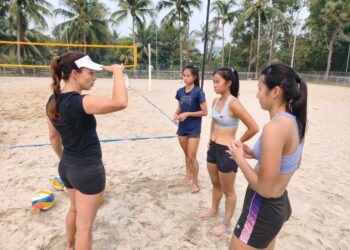 BEKAS jurulatih Olimpik Australia, Lauren Soderberg (kiri) membimbing skuad bola tampar pantai negara. 