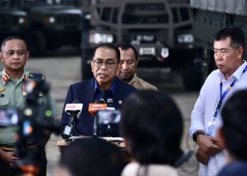 HULU SELANGOR 7 OKTOBER 2026 - Menteri Pertahanan Datuk Seri Mohamed Khaled Nordin ketika melawat ke syarikat High Point Worldwide bagi penamaan kenderaan mobiliti tinggi pelbagai guna di Bandar Bukit Beruntung hari ini. / M. FIRDAUS M. JOHARI