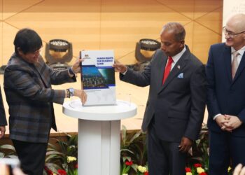KUALA LUMPUR, 07 Oktober 2026 -  Menteri di Jabatan Perdana Menteri (Undang-Undang dan Reformasi Institusi), Datuk Seri Azalina Othman Said (kiri) ketika merasmikan Persidangan Kebangsaan Perniagaan dan Hak Asasi Manusia 2026 di Pusat Kecemerlangan Asian Institute of Chartered Bankers (AICB) di sini, hari ini. Turut serta Timbalan Menteri di Jabatan Perdana Menteri (Undang-Undang dan Reformasi Institusi), M. Kulasegaran (dua kanan) dan Wakil Residen Program Pembangunan Pertubuhan Bangsa-Bangsa Bersatu (UNDP) Malaysia, Singapura dan Brunei Darussalam, Edward Vrkic (kanan)  -UTUSAN/FAUZI BAHARUDIN