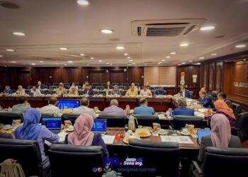ISMAIL Lasim mempengerusikan mesyuarat yang turut dihadiri beberapa Ahli Dewan Undangan Negeri (ADUN) di Wisma Negeri, Seremban. -GAMBAR/ FACEBOOK ADUN SENALING