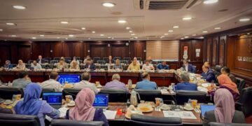 ISMAIL Lasim mempengerusikan mesyuarat yang turut dihadiri beberapa Ahli Dewan Undangan Negeri (ADUN) di Wisma Negeri, Seremban. -GAMBAR/ FACEBOOK ADUN SENALING