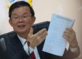 CHOW Kon Yeow menunjukkan senarai projek-projek yang menjadi keutamaan Kerajaan Negeri Pulau Pinang ketika sidang akhbar di George Town, Pulau Pinang hari ini.-UTUSAN/DANIAL SAAD