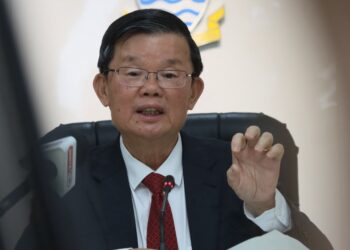 CHOW Kon Yeow ketika ditemui pemberita di George Town, Pulau Pinang hari ini.-UTUSAN/DANIAL SAAD