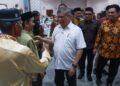 MOHAMAD Sabu (tengah) bersalaman dengan orang ramai ketika menghadiri satu program makan malam di George Town, Pulau Pinang malam ini.-UTUSAN/DANIAL SAAD