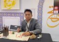 YAZID Samsudin menunjukkan bakatnya menghasilkan dan memperkemaskan karya seni khat di Pusat Dagangan Dunia Kuala Lumpur (WTCKL), hari ini.-UTUSAN/KURAITU AINIKAH ZAINUL ARIFFIN CHAI