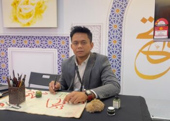 YAZID Samsudin menunjukkan bakatnya menghasilkan dan memperkemaskan karya seni khat di Pusat Dagangan Dunia Kuala Lumpur (WTCKL), hari ini.-UTUSAN/KURAITU AINIKAH ZAINUL ARIFFIN CHAI