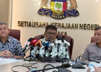 AB Rauf Yusoh mengadakan sidang akhbar di Seri Negeri, Ayer Keroh hari ini.-UTUSAN/AMRAN MULUP