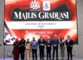 MOHAMAD Hasan bergambar bersama penerima anugerah pada Majlis Graduasi Diploma In Diplomacy (DID) 2026 di Putrajaya. - UTUSAN/FAISOL MUSTAFA