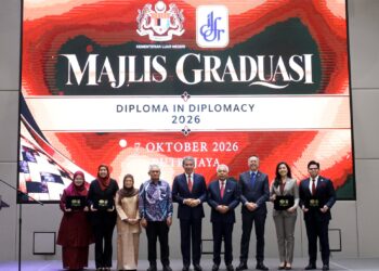 MOHAMAD Hasan bergambar bersama penerima anugerah pada Majlis Graduasi Diploma In Diplomacy (DID) 2026 di Putrajaya. - UTUSAN/FAISOL MUSTAFA
