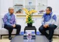 ONN HAFIZ Ghazi (kiri) menerima kunjungan Sigit Suryantoro Widiyanto bagi membincangkan keadaan jerebu rentas sempadan yang turut memberi kesan kepada kualiti udara di Johor.