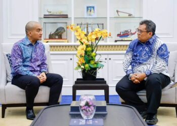 ONN HAFIZ Ghazi (kiri) menerima kunjungan Sigit Suryantoro Widiyanto bagi membincangkan keadaan jerebu rentas sempadan yang turut memberi kesan kepada kualiti udara di Johor.