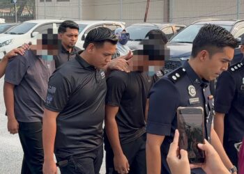 DUA suspek kes kematian Muhammad Idlan Fareeq Shahril tiba di Mahkamah Majistret Kuala Pilah pagi ini bagi menghadapi pertuduhan mengikut Seksyen 302 Kanun Keseksaan dibaca bersama Seksyen 34 Kanun Keseksaan.
