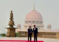ANWAR Ibrahim bersalaman dengan Min Aung Hlaing di bangunan Perdana Putra, Putrajaya.