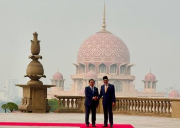ANWAR Ibrahim bersalaman dengan Min Aung Hlaing di bangunan Perdana Putra, Putrajaya.