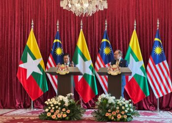 ANWAR Ibrahim dalam sidang akhbar bersama dengan Min Aung Hlaing di bangunan Perdana Putra, Putrajaya.