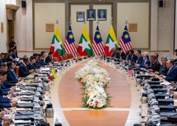 ANWAR Ibrahim dan Min Aung Hlaing dalam  mesyuarat bilateral antara Malaysia dan Myanmar di Bangunan Perdana Putra, Putrajaya. - FOTO PMO