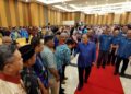 ISMAIL Lasim bersalaman dengan hadirin pada majlis penyampaian watikah pelantikan Ketua Kampung dan Setiausaha JPKK bagi sesi 2026-2028 di Seremban hari ini.-UTUSAN/MOHD. SHAHJEHAN MAAMIN.