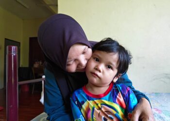 SALBIAH Jamili yang menghidap kanser payudara tahap empat terus bertahan demi membesarkan anak-anaknya ketika ditemui di Kampung Kubang Perun, Chuping, Padang Besar, Perlis semalam.
