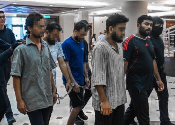 MOHAMMAD Jony Sheikh (kanan) ketika dibawa ke Kompleks Mahkamah Kuala Lumpur bagi berdepan pertuduhan melibatkan penyeludupan 31 migran warga Bangladesh di Mahkamah Sesyen, di sini hari ini. - UTUSAN/SYAKIR RADIN