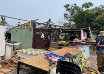 KEADAAN salah sebuah rumah yang terjejas akibat ribut yang melanda beberapa kampung termasuk Kampung Jerung di Sungai Petani.
