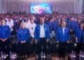 MENTERI Sumber Manusia, Datuk Seri Ramanan Ramakrisnan (tengah) bergambar bersama wakil rakan strategik TalentCorp semasa penyampaian Sijil Penghargaan hari ini. - UTUSAN/ M. FIRDAUS M. JOHARI
