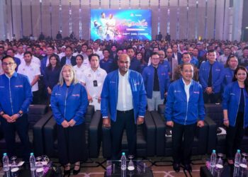 MENTERI Sumber Manusia, Datuk Seri Ramanan Ramakrisnan (tengah) bergambar bersama wakil rakan strategik TalentCorp semasa penyampaian Sijil Penghargaan hari ini. - UTUSAN/ M. FIRDAUS M. JOHARI