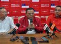 AMIRUDIN Shari semasa sidang akhbar selepas merasmikan Bilik Gerakan Utama PH Melaka di Bukit Baru, Melaka hari ini. UTUSAN/AMRAN MULUP