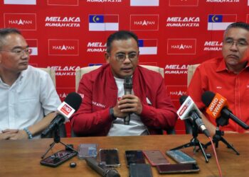 AMIRUDIN Shari semasa sidang akhbar selepas merasmikan Bilik Gerakan Utama PH Melaka di Bukit Baru, Melaka hari ini. UTUSAN/AMRAN MULUP